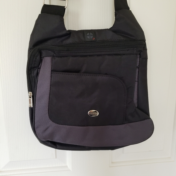 American Tourister Handbags - 🐞 American Tourister Crossbody Bag NWT